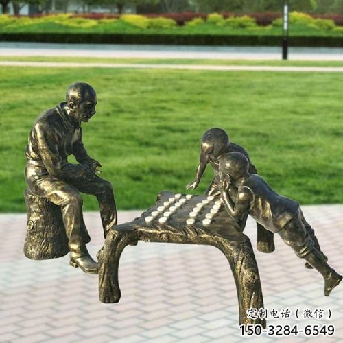 下棋雕塑厂家，公园童趣雕塑小品，仿铜下棋雕塑人物