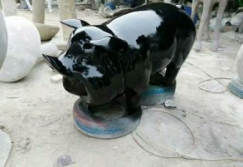 猪雕塑厂家，仿真动物摆件，玻璃钢仿真猪雕塑，