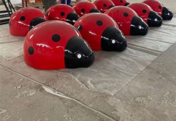 瓢虫雕塑厂家，彩绘昆虫小品，仿真玻璃钢瓢虫雕塑厂