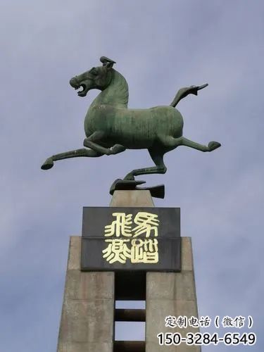 创意马踏飞燕雕塑 步行街店门口雕塑 动物小品 创意马踏飞燕雕塑 步行街店门口雕塑 动物小品