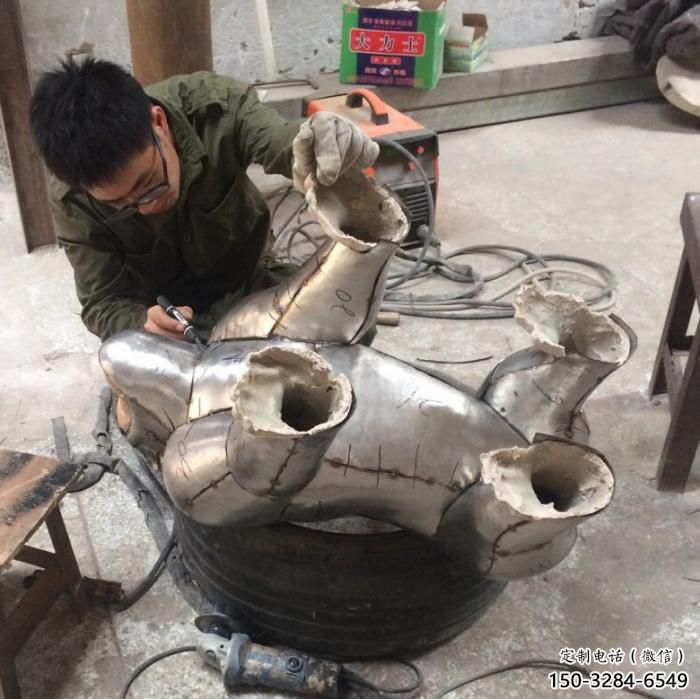 步行街猩猩雕塑厂家,景观主题,锻造工艺 步行街猩猩雕塑厂家,景观主题,锻造工艺