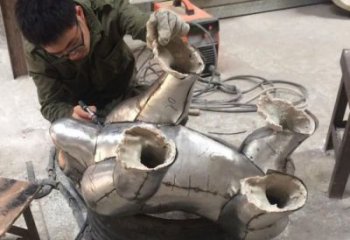 步行街猩猩雕塑厂家，景观主题，锻造工艺