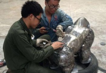 提供幼儿园猩猩雕塑，动物文化，锻造工艺