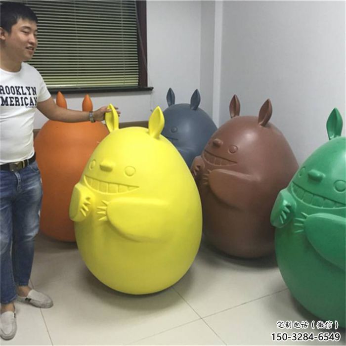 街头龙猫雕塑,彩绘摆件雕塑,抽象效果 街头龙猫雕塑,彩绘摆件雕塑,抽象效果