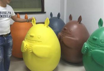 街头龙猫雕塑，彩绘摆件雕塑，抽象效果