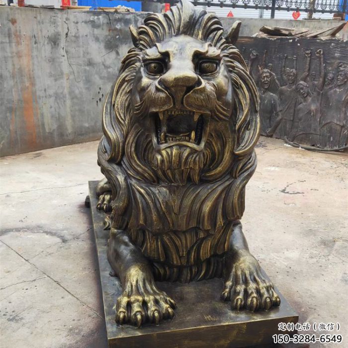 仿铜动物景观雕塑，玻璃钢爬式狮子雕塑厂家