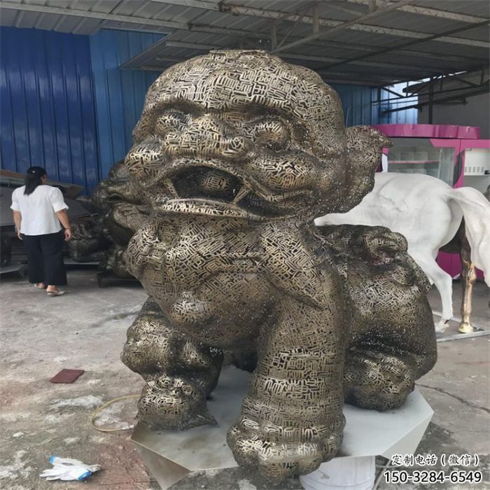 公共狮子雕塑订做，城市装饰，不锈钢镂空狮子雕塑