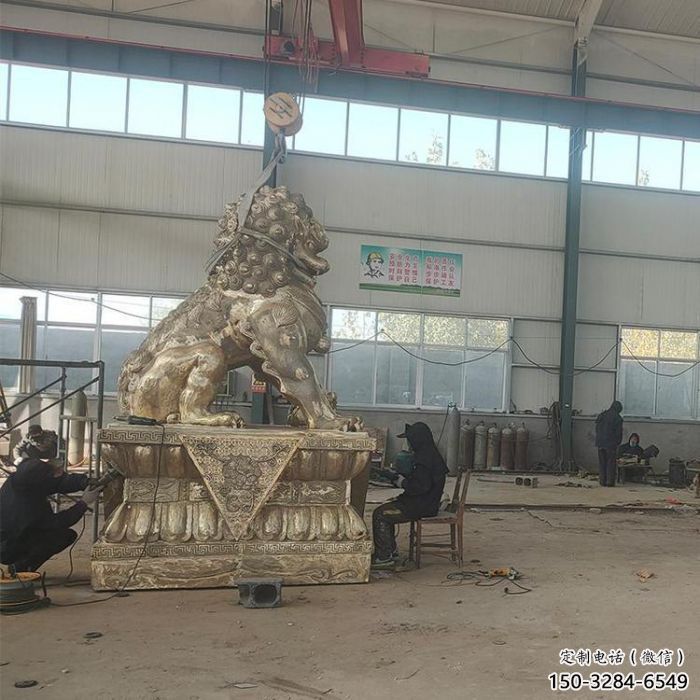 大型狮子雕塑展品，铸铜制作，金属蹲狮雕塑精品