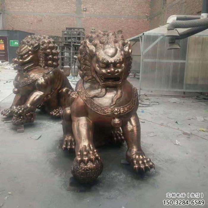 红铜狮子雕塑制造商，室外软装，景观蹲狮雕塑承接