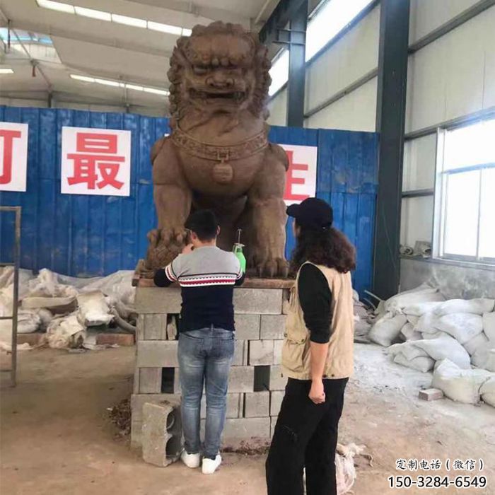 制造狮子雕塑专供，地标摆件，蹲狮雕塑磨具