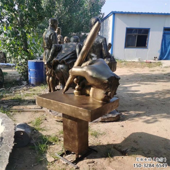 当雄手握钢笔雕塑，街道标识，玻璃钢手握钢笔雕塑厂家