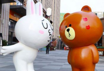巴音郭楞步行街布朗熊雕塑，玻璃钢动物雕塑，卡通方式